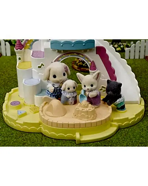 Sylvanian Families Anaokulu Havuzlu Şato